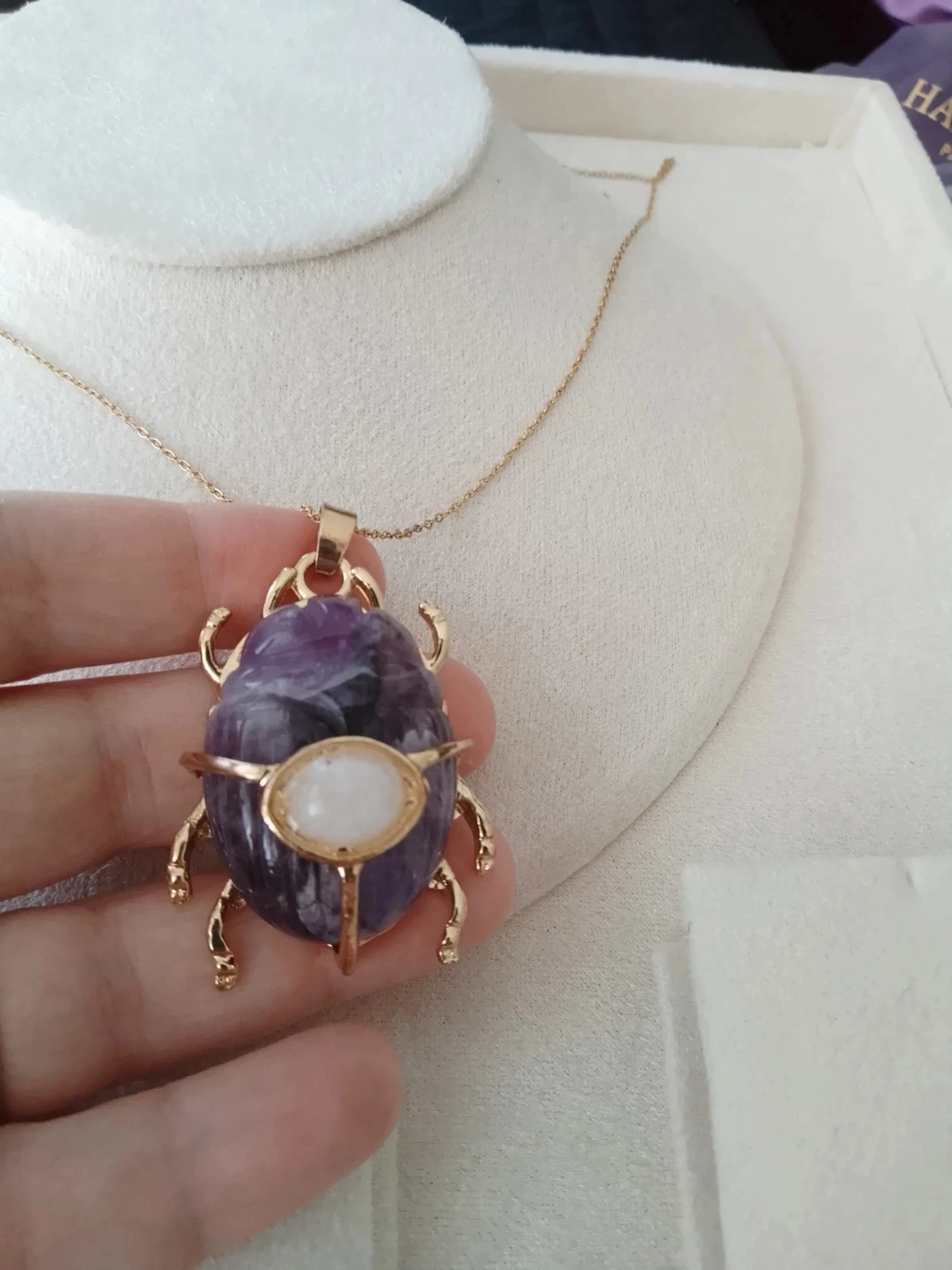 Collier scarabée égyptien en pierres naturelles semi précieuses améthyste et pierre de lune – photo 3